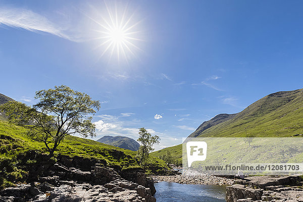 Großbritannien  Schottland  Schottische Highlands  Etive mit River Etive  weibliche Touristenlektüre
