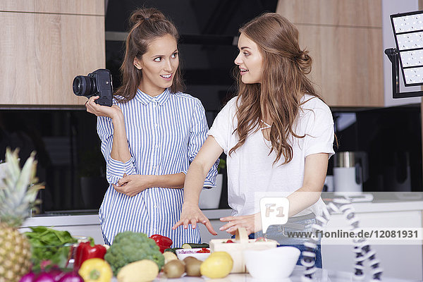 Essen Blogger mit Kamera sprechen in der Küche
