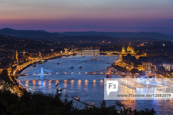 Ungarn  Budapest  Stadt bei Dämmerung von oben  Stadtlandschaft mit Donau
