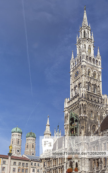 Deutschland  Bayern  München  Mariensäule und Frauenkirche und neues Rathaus