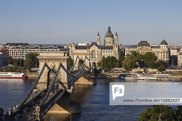 Ungarn  Budapest  Stadtbild mit der Kettenbrücke an der Donau