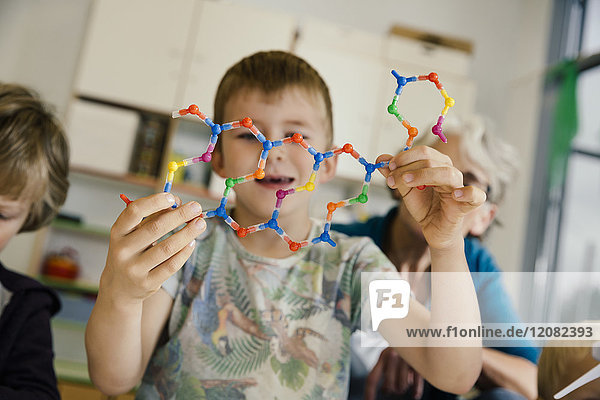 Junge mit DNA-Helix-Modell im Kindergarten