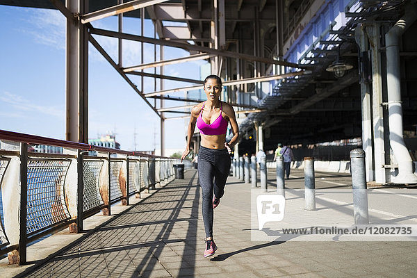 Woman training in the morning in Manhattan near Brooklyn Bridge
