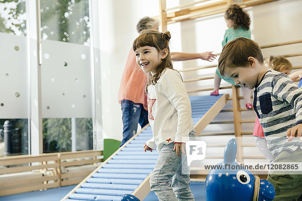 Glückliche Kinder im Fitnessraum im Kindergarten