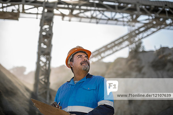 Porträt eines Steinbrucharbeiters im Steinbruch