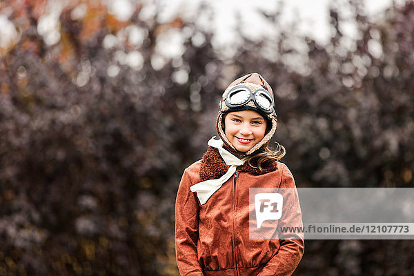 Porträt eines Mädchens in Pilotenkostüm zu Halloween im Park