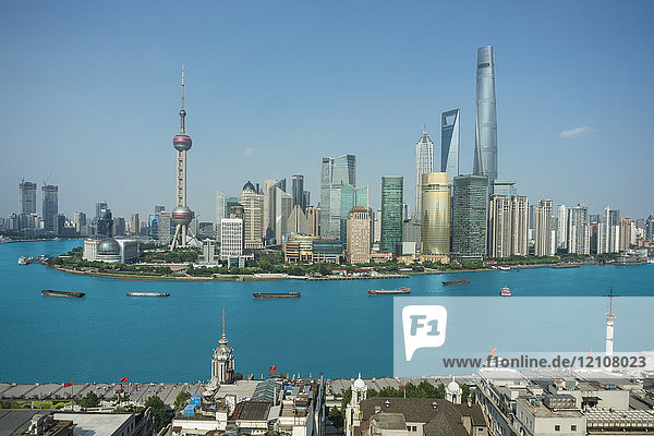 Erhöhtes Stadtbild mit orientalischem Perlenturm in der Skyline und Huangpu-Fluss  Shanghai  China