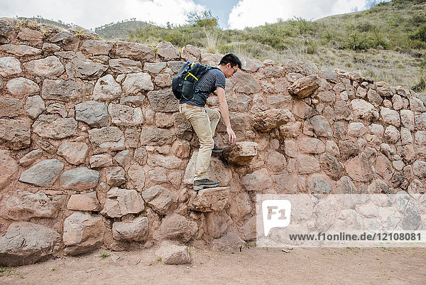 Mann erkundet die Moray-Ruinen in Maras  Cusco  Peru  Südamerika