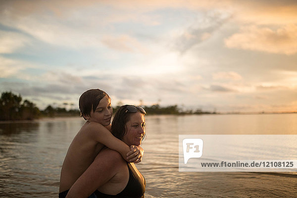 Mutter und Sohn stehen auf See  Destin  Florida