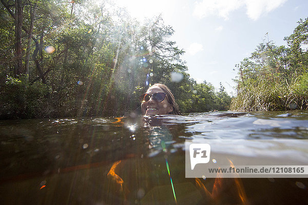 Im Wasser schwimmende Frau  Destin  Florida
