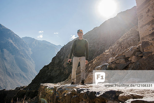 Porträt eines Mannes auf dem Gipfel der Ollantaytambo-Ruinen Cusco Peru Südamerika