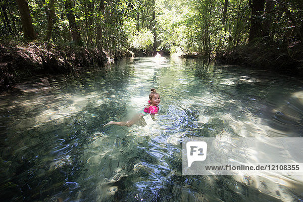 Kleines Mädchen schwimmt im Wasser  Destin  Florida