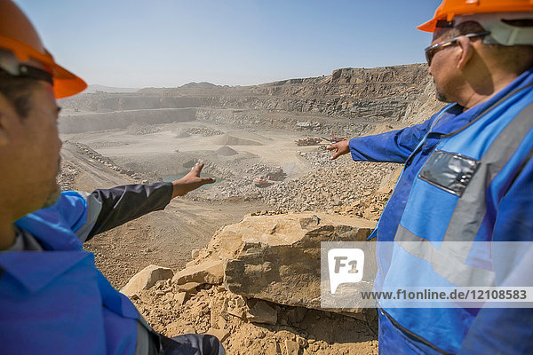 Zwei Steinbrucharbeiter im Gespräch im Steinbruch