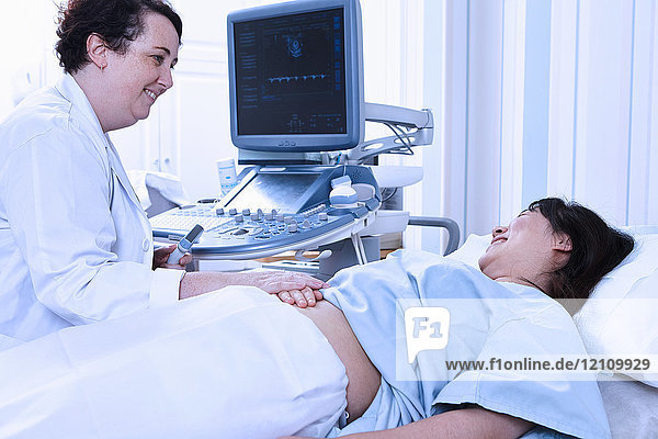 Sonographin beruhigt schwangere Patientin