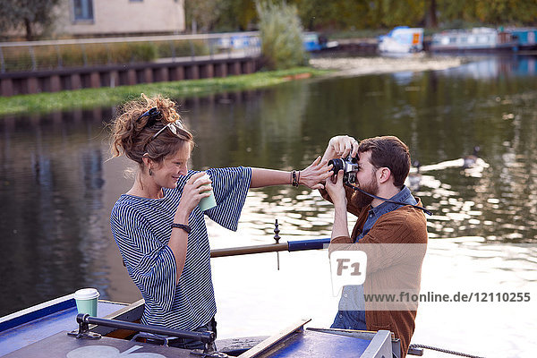 Ehepaar beim Fotografieren auf einem Kanalboot