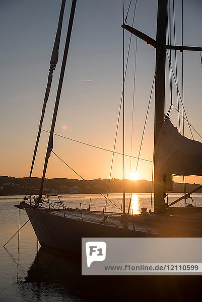 Yacht im Hafen bei Sonnenuntergang  Mahon  Menorca  Spanien