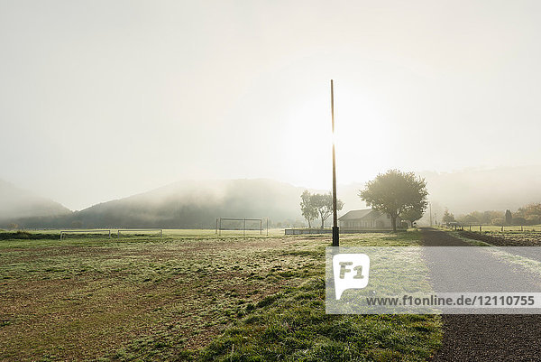 Nebel über Feldweg durch Feld Meerfeld Rheinland-Pfalz Deutschland