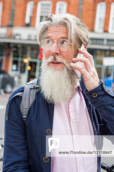 Erwachsener Mann im Freien  mit Smartphone