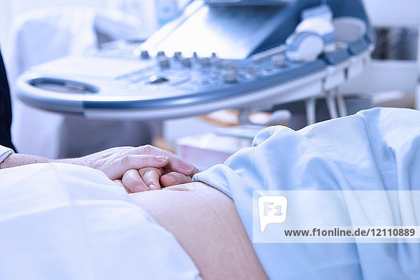 Schrägansicht der Sonographin zur Beruhigung der schwangeren Patientin