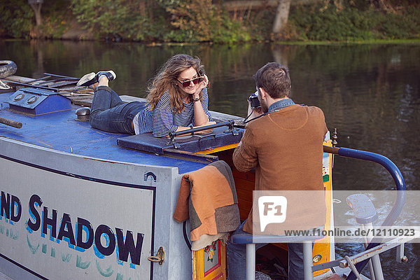 Ehepaar beim Fotografieren auf einem Kanalboot
