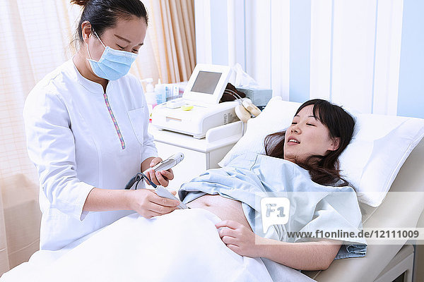 Ultraschall-Sonographin bei schwangerer Patientin