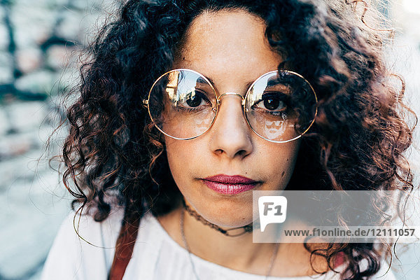Frau mit runder großrandiger Brille  Mailand  Italien