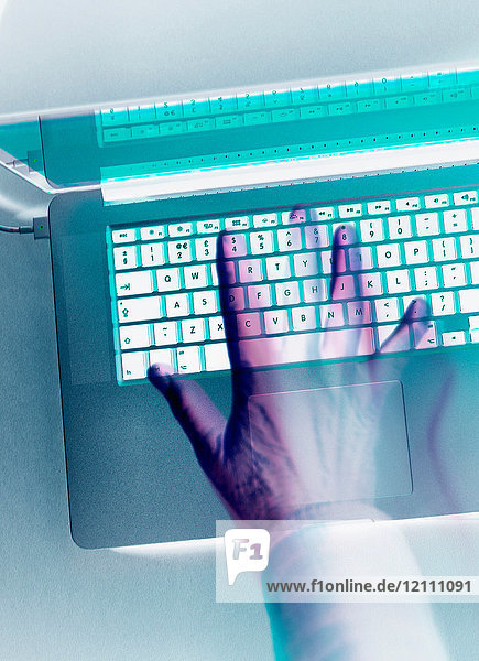 Cyberkriminalität  Hacker greift einen Computer-Laptop mit einem Virus an
