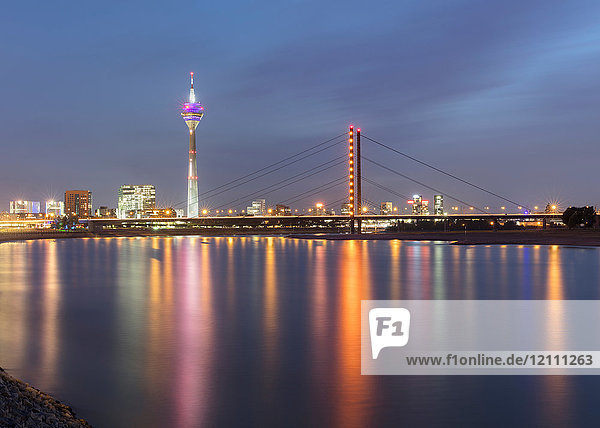 Rheinturm  Oberkasseler Brücke  Düsseldorf  Deutschland