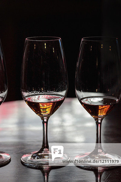 Nahaufnahme von Madeirawein in Gläsern an der Theke