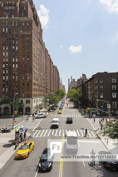Fahrzeuge  die sich auf der Straße durch Gebäude in der Stadt bewegen  New York City  New York  USA