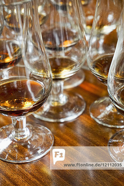 Nahaufnahme von Madeirawein in Gläsern auf dem Tisch an der Bar