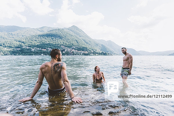 Drei junge erwachsene Freunde am Comer See  Como  Lombardei  Italien