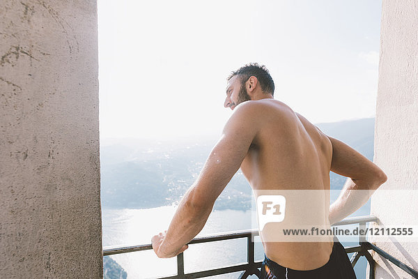 Junger Mann schaut von der Aussichtsplattform hinaus  Comer See  Lombardei  Italien