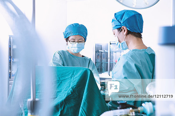 Chirurgen  die im Operationssaal der Entbindungsstation operieren