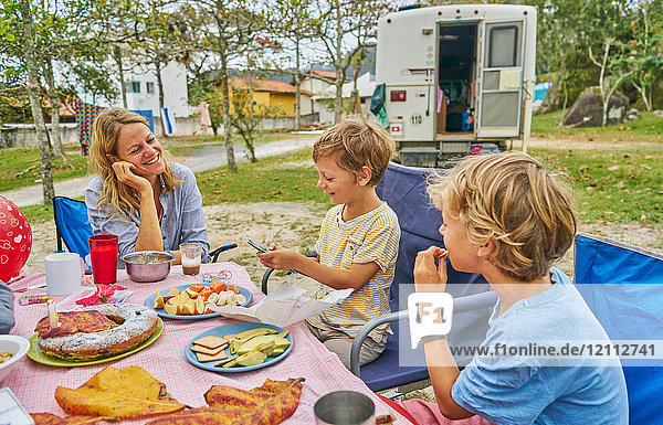 Familie am Picknicktisch beim Feiern des Geburtstags eines Jungen  Florianopolis  Santa Catarina  Brasilien  Südamerika