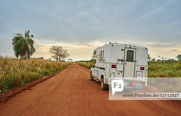 Wohnmobilfahren auf unbefestigter Straße  Pantanal  Mato Grosso  Brasilien  Südamerika