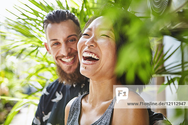 Multiethnisches Paar lacht zusammen in einer Wohngasse  Shanghai Französische Konzession  Shanghai  China
