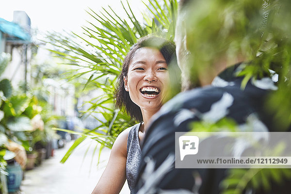 Multiethnisches Paar lacht zusammen in einer Wohngasse  Shanghai Französische Konzession  Shanghai  China