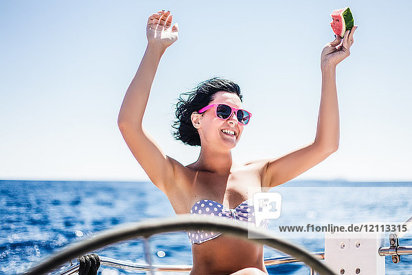 Frau im Bikini genießt Sonne und Meer auf dem Boot