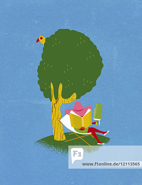 Frau liest unter einem Baum und isst einen großen Eislutscher