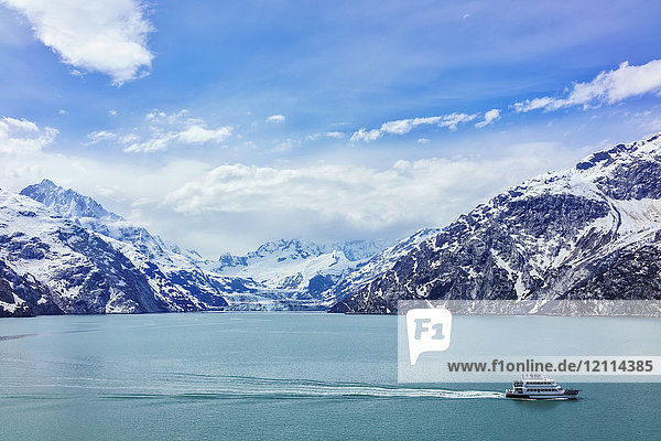 Tourboot fährt am Johns Hopkins Glacier im Glacier Bay National Park and Preserve vorbei; Alaska  Vereinigte Staaten von Amerika