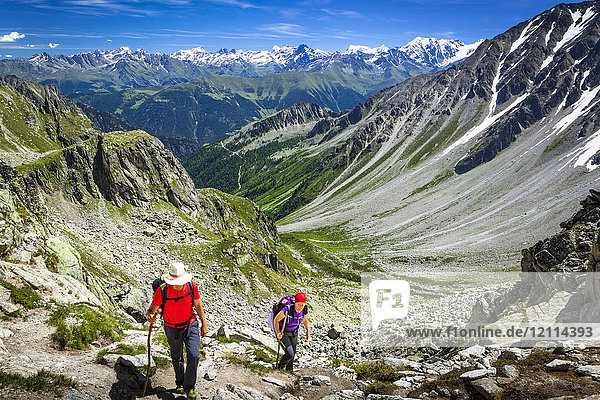 Wanderer beim Aufstieg zum Fenetre d'Arpette   Schweizer Alpen im Hintergrund; Trient  Martigny  Schweiz
