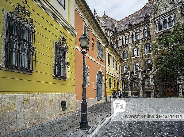 Ein farbenfrohes Gebäude im Burgviertel von Buda; Budapest  Budapest  Ungarn