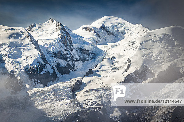 Mont Blanc mit Nebel unter blauem Himmel; Chamonix-Mont-Blanc  Haute-Savoie  Frankreich