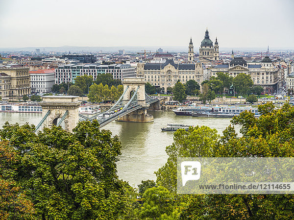 Boote auf der Donau und Stadtbild von Budapest; Budapest  Budapest  Ungarn