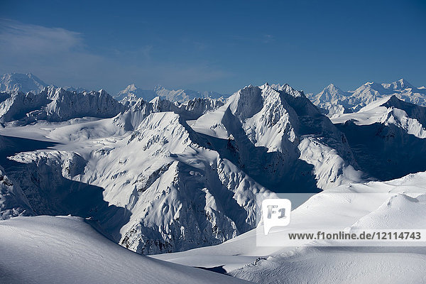 Dramatische Landschaft der zerklüfteten  schneebedeckten Bergketten mit Schatten und blauem Himmel; Haines  Alaska  Vereinigte Staaten von Amerika