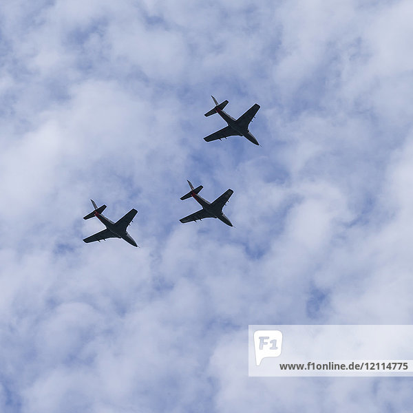 Drei Flugzeuge fliegen in Formation in einem blauen Himmel mit Wolken über Belgrad Festung; Belgrad  Vojvodina  Serbien