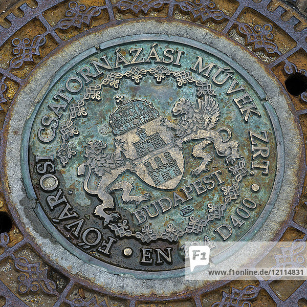 Ein Emblem für Budapest auf einem metallenen Gullydeckel im Burgviertel von Buda; Buda  Budapest  Ungarn