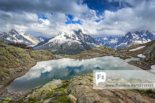 Der Lac Blanc spiegelt den Himmel  mit dem Mont-Blanc-Massiv und dem Refuge du Lac Blanc im Hintergrund; Chamonix-Mont-Blanc  Haute-Savoie  Frankreich