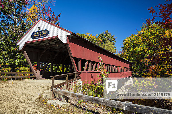 Überdachte Brücke am Swift River auf einer Landstraße im Herbst  White Mountains National Forest; Conway  New Hampshire  Vereinigte Staaten von Amerika